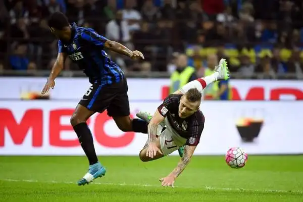 Guarin uomo derby, Inter al comando. I nerazzurri battono il Milan per 1-0 con una rete del colombiano. Palo di Balotelli.