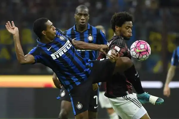 Guarin uomo derby, Inter al comando. I nerazzurri battono il Milan per 1-0 con una rete del colombiano. Palo di Balotelli.