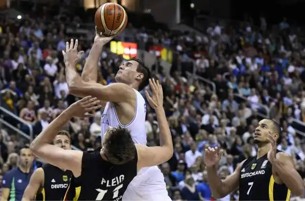 Dopo limpresa contro la Spagna, gli Azzurri vincono e volano agli ottavi di Eurobasket 2015.