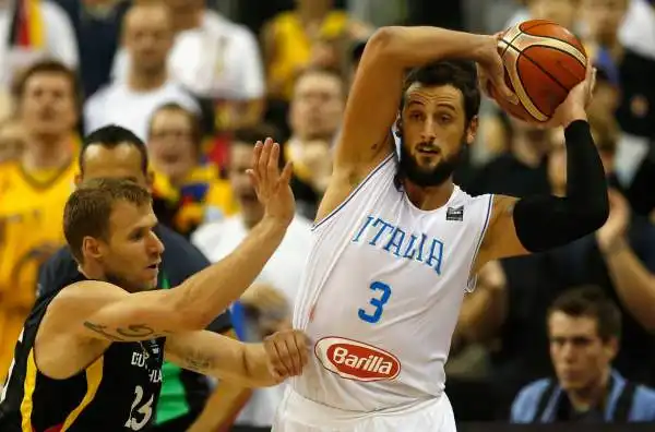 Dopo limpresa contro la Spagna, gli Azzurri vincono e volano agli ottavi di Eurobasket 2015.