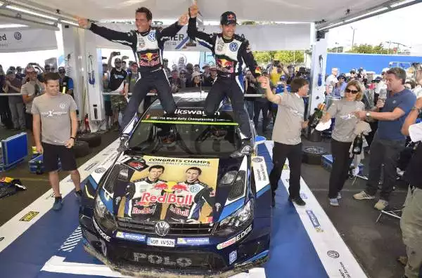 Ogier e la Volkswagen Campioni del Mondo WRC. Il pilota francese trionfa anche in Australia e conquista il terzo titolo consecutivo.