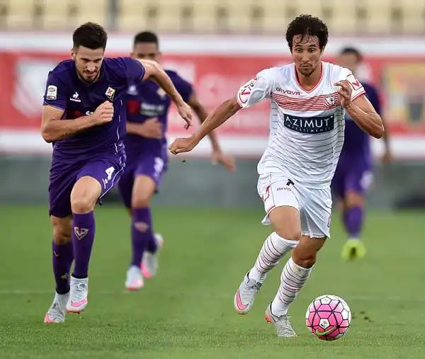 La Fiorentina pur non disputando una grande gara porta a casa 3 punti importanti davanti ad un buon Carpi che meritava qualcosa in più. Di Babacar il gol della squadra di Paulo Sousa.