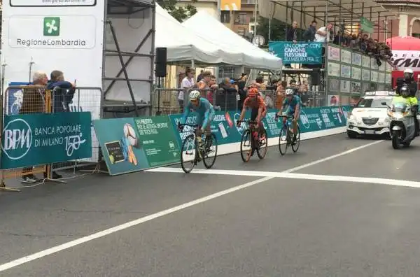 Gli scatti dei passaggi nel circuito cittadino e del traguardo della Coppa Agostoni 2015, a Lissone. Rebellin, Nibali e Bonifazio sul podio.