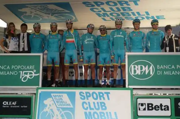 Team Astana. Terzo da destra, con la maglia di campione italiano, Vincenzo Nibali.