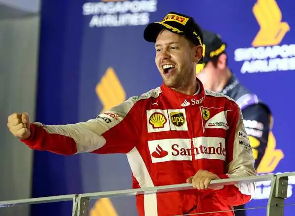 Sebastian Vettel conquista il Gran Premio di Singapore al termine di una gara condotta da vero e proprio dominatore. Il pilota tedesco sul podio con Ricciardo e il compagno di scuderia Raikkonen.