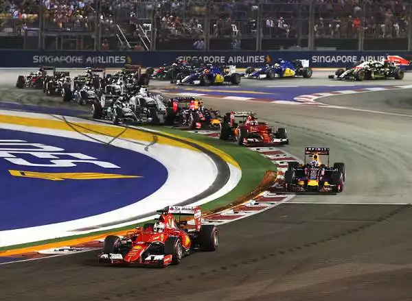 Sebastian Vettel conquista il Gran Premio di Singapore al termine di una gara condotta da vero e proprio dominatore. Il pilota tedesco sul podio con Ricciardo e il compagno di scuderia Raikkonen.