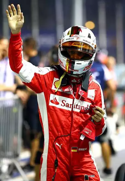 Giornata da ricordare per i tifosi della Ferrari, Sebastian Vettel infatti ha riportato il Cavallino in pole position, con un giro lampo nella notte di Singapore.
