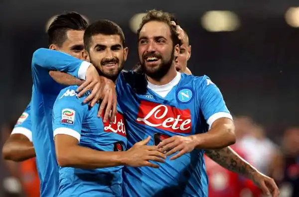 Napoli-Lazio 5-0. Higuain 8. Prestazione impressionante: doppietta, tre gol sfiorati, la rete di Insigne è per metà sua.