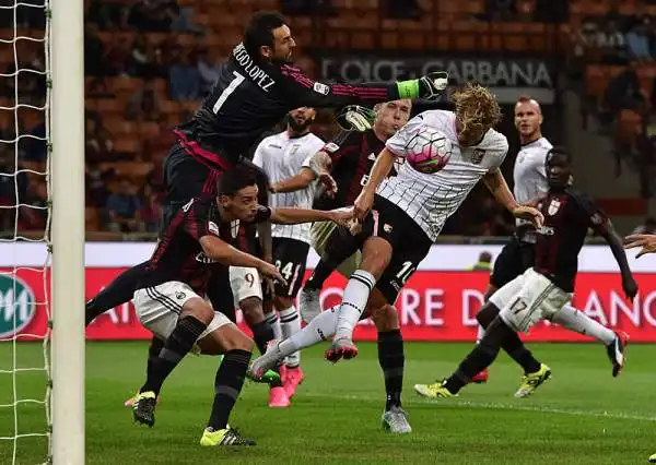 A San Siro pirotecnico 3-2 del Milan sul Palermo. Bacca con una doppietta regala i tre punti al Milan, in gol anche Bonaventura su punizione, inutili i due centri di Hiljemark.
