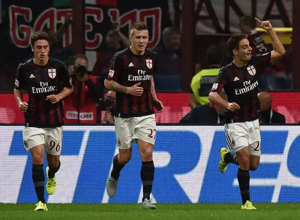 A San Siro pirotecnico 3-2 del Milan sul Palermo. Bacca con una doppietta regala i tre punti al Milan, in gol anche Bonaventura su punizione, inutili i due centri di Hiljemark.