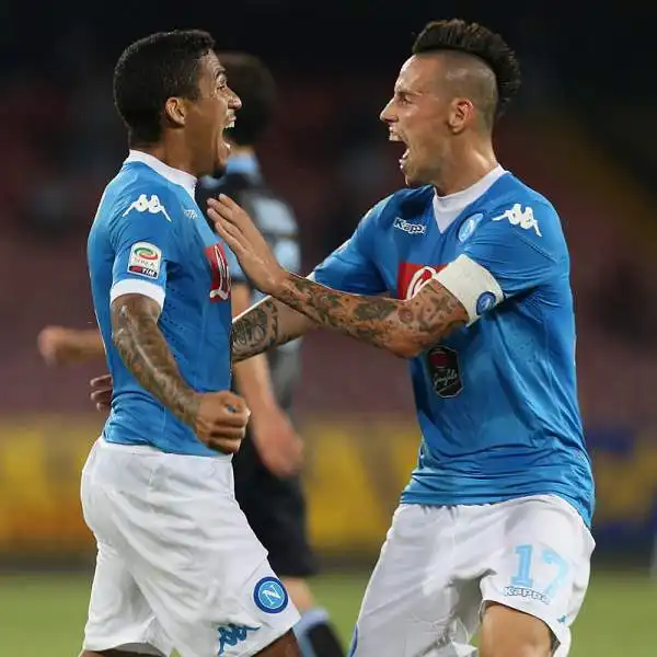 Il Napoli si conferma in crescita e schianta la Lazio con un pesante 5-0. Serataccia per gli uomini di Pioli schiantati dai gol di Insigne, Gabbiadini, Allan e da una doppietta di Higuain.