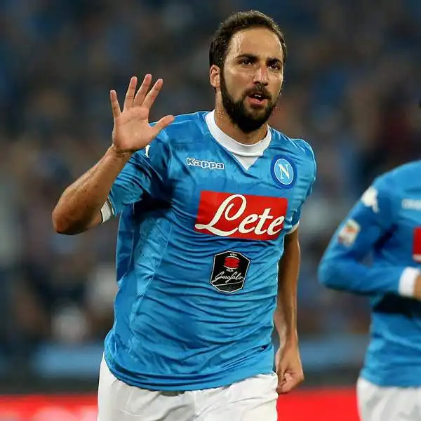 Il Napoli si conferma in crescita e schianta la Lazio con un pesante 5-0. Serataccia per gli uomini di Pioli schiantati dai gol di Insigne, Gabbiadini, Allan e da una doppietta di Higuain.