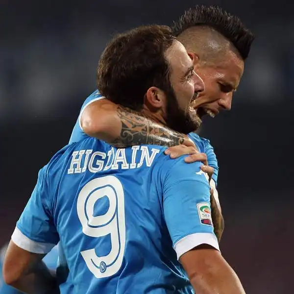 Il Napoli si conferma in crescita e schianta la Lazio con un pesante 5-0. Serataccia per gli uomini di Pioli schiantati dai gol di Insigne, Gabbiadini, Allan e da una doppietta di Higuain.