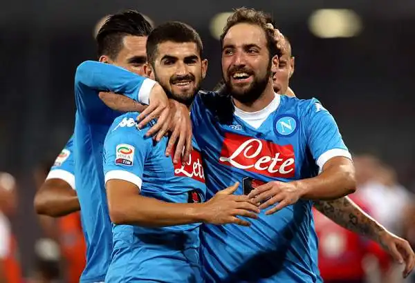 Il Napoli si conferma in crescita e schianta la Lazio con un pesante 5-0. Serataccia per gli uomini di Pioli schiantati dai gol di Insigne, Gabbiadini, Allan e da una doppietta di Higuain.