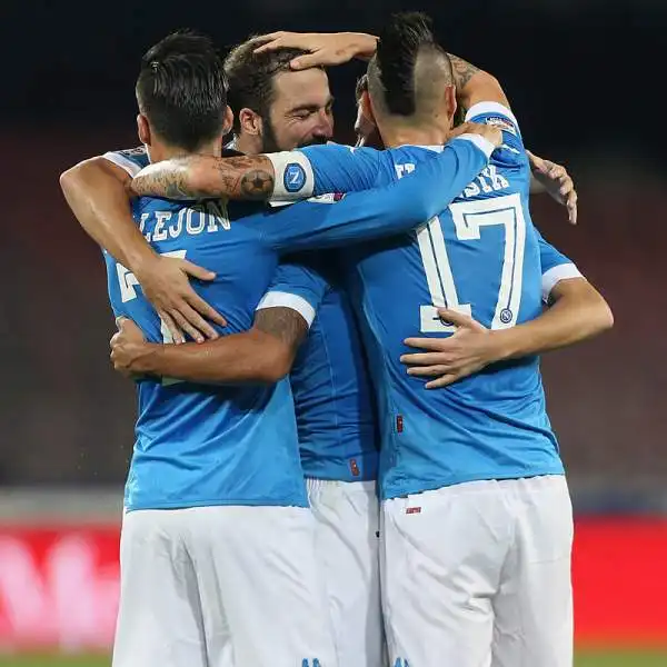 Il Napoli si conferma in crescita e schianta la Lazio con un pesante 5-0. Serataccia per gli uomini di Pioli schiantati dai gol di Insigne, Gabbiadini, Allan e da una doppietta di Higuain.