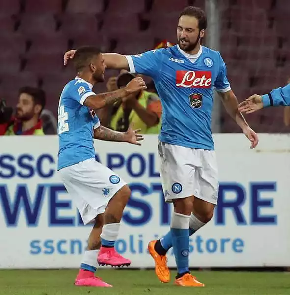 Il Napoli si conferma in crescita e schianta la Lazio con un pesante 5-0. Serataccia per gli uomini di Pioli schiantati dai gol di Insigne, Gabbiadini, Allan e da una doppietta di Higuain.