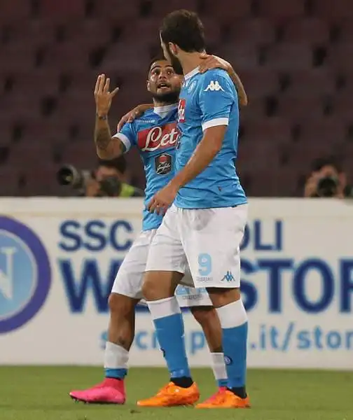 Il Napoli si conferma in crescita e schianta la Lazio con un pesante 5-0. Serataccia per gli uomini di Pioli schiantati dai gol di Insigne, Gabbiadini, Allan e da una doppietta di Higuain.