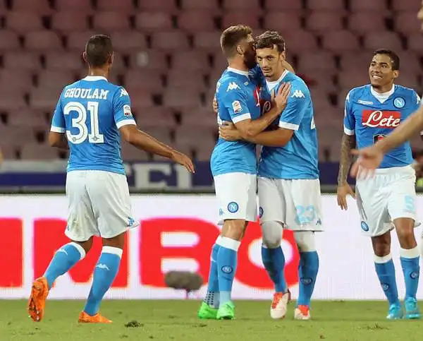 Il Napoli si conferma in crescita e schianta la Lazio con un pesante 5-0. Serataccia per gli uomini di Pioli schiantati dai gol di Insigne, Gabbiadini, Allan e da una doppietta di Higuain.