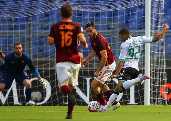 I giallorossi si fanno infilare al 22' da Defrel. Totti al trecentesimo gol rimedia, ma prima dell'intervallo Politano firma il 2-1 per gli ospiti. La rete di Salah non basta alla Roma che frena.