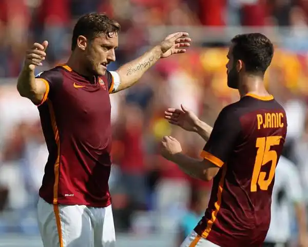 I giallorossi si fanno infilare al 22' da Defrel. Totti al trecentesimo gol rimedia, ma prima dell'intervallo Politano firma il 2-1 per gli ospiti. La rete di Salah non basta alla Roma che frena.