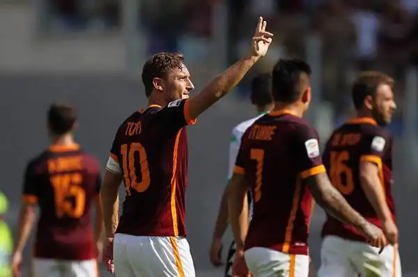 I giallorossi si fanno infilare al 22' da Defrel. Totti al trecentesimo gol rimedia, ma prima dell'intervallo Politano firma il 2-1 per gli ospiti. La rete di Salah non basta alla Roma che frena.