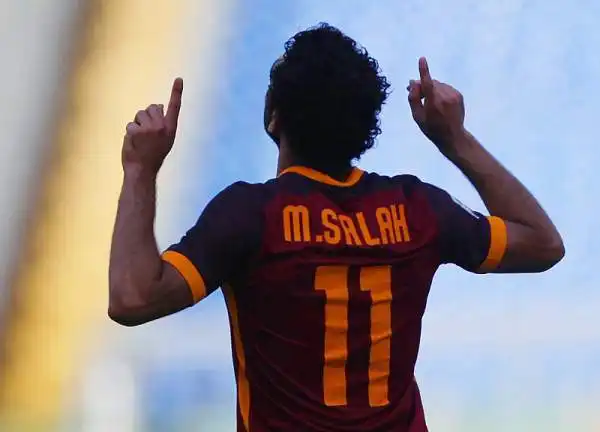 I giallorossi si fanno infilare al 22' da Defrel. Totti al trecentesimo gol rimedia, ma prima dell'intervallo Politano firma il 2-1 per gli ospiti. La rete di Salah non basta alla Roma che frena.