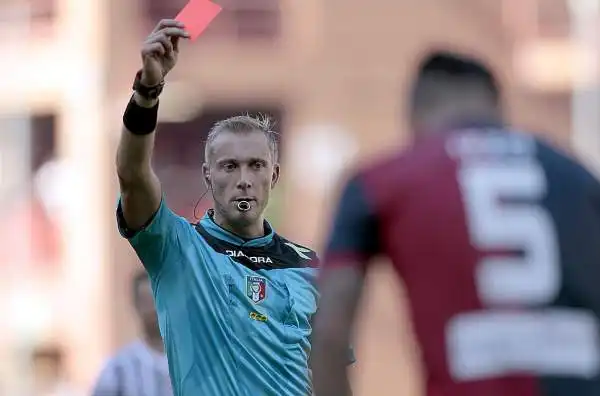 Genoa-Juventus 0-2. Izzo 4. Cuadrado lo manda in tilt, prende due ammonizioni e viene espulso, pregiudicando la partita del Grifone.