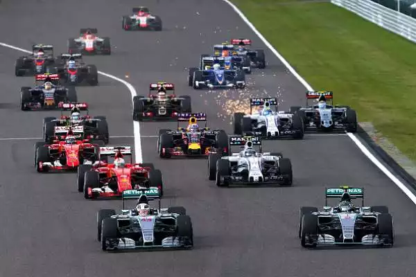 F1, Dominio Mercedes, Vettel terzo. Lewis Hamilton conquista l'ottava vittoria stagionale davanti al compagno di scuderia. Terzo e quarto posto per le due Ferrari.