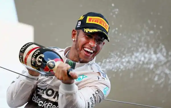 F1, Dominio Mercedes, Vettel terzo. Lewis Hamilton conquista l'ottava vittoria stagionale davanti al compagno di scuderia. Terzo e quarto posto per le due Ferrari.