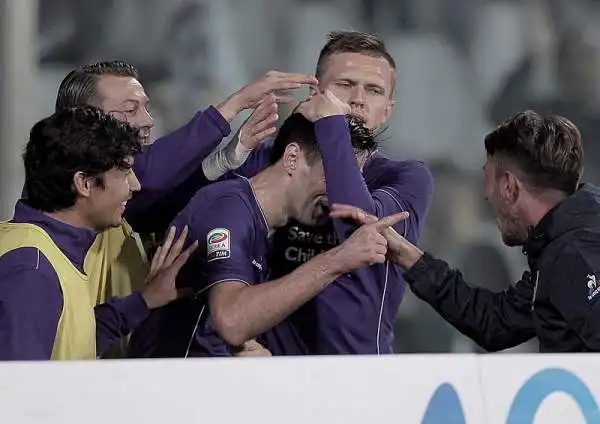 Sale nelle zone alte della classifica la Fiorentina che batte Bologna nel derby dell'Appennino grazie ai gol di Blaszczykowski e Kalinic negli ultimi venti minuti.