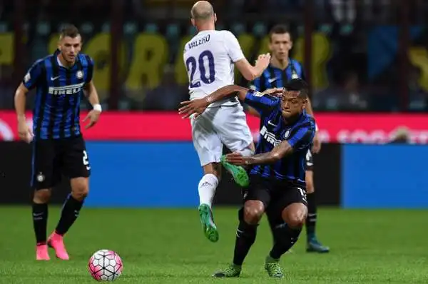 La Fiorentina demolisce l'Inter. I viola passeggiano al 'Meazza' e raggiungono in vetta i nerazzurri.