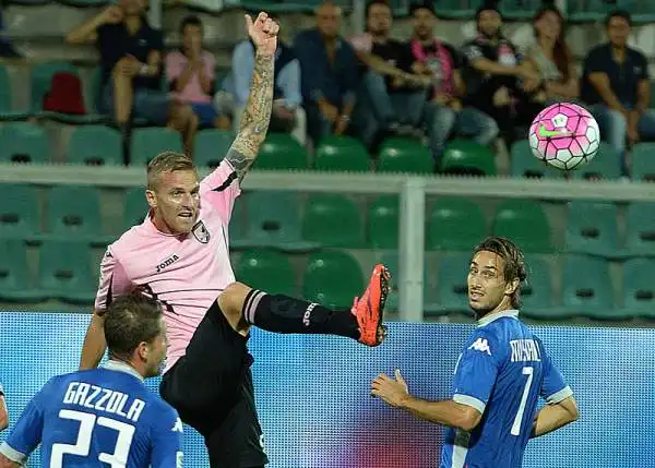 Ottimo risultato degli uomini di Di Francesco che espugnano il Barbera con un gol di Floccari e costringono il Palermo alla seconda sconfitta consecutiva.