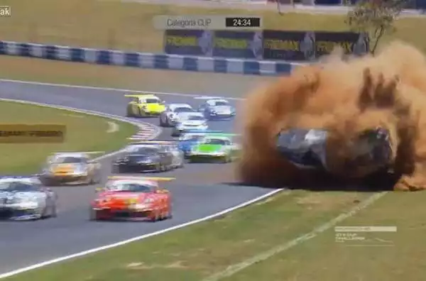 Dopo una curva, Piquet ha perso il controllo della sua auto, che è decollata in aria prima di capottarsi per nove volte.