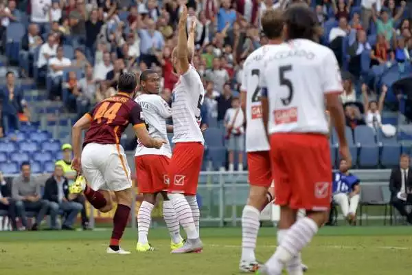La Roma riparte in goleada. Travolto 5-1 il Carpi, ma preoccupano gli infortuni di Keita, Totti e Dzeko.