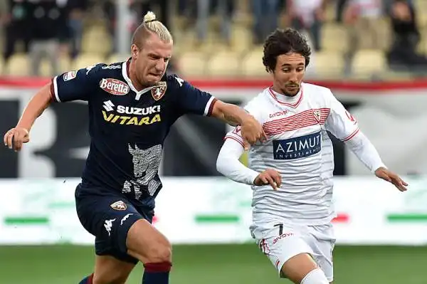 Risultato storico nel primo anticipo della settima giornata di serie A: il Carpi, con Sannino al debutto in panchina, centra la sua prima vittoria per 2-1 contro il Torino.