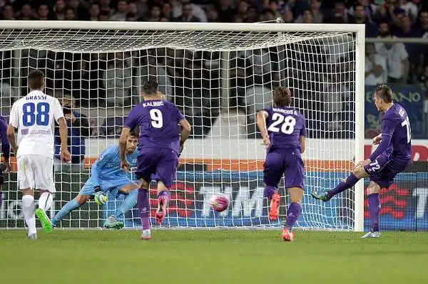 La Fiorentina batte l'Atalanta per 3-0. I bergamaschi hanno giocato quasi tutta la partita in 10 per l'espulsione di Paletta al quarto minuto.Di Ilicic, Borja Valero e Verdu i gol viola.