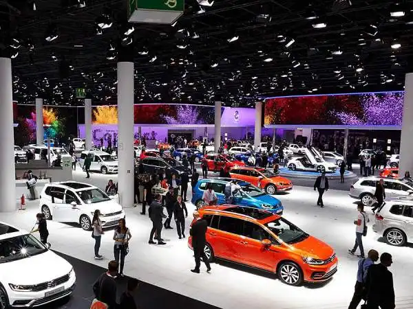 Allo IAA 2015 (Internationale Automobil-Ausstellung) 1.103 espositori provenienti da 39 Paesi del mondo, 920mila visitatori e 210 debutti mondiali, tra cui quello della nuova Volkswagen Tiguan.