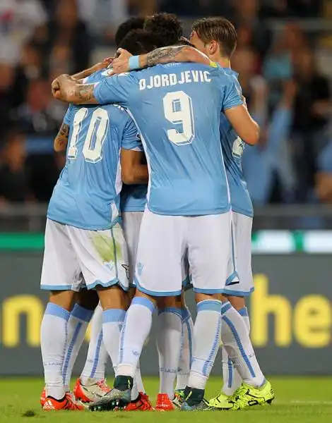 All'Olimpico la Lazio batte 2-0 un buon Frosinone con i gol nel finale di partita di Keita e Djordjevic e si porta ad un punto dall'Inter.