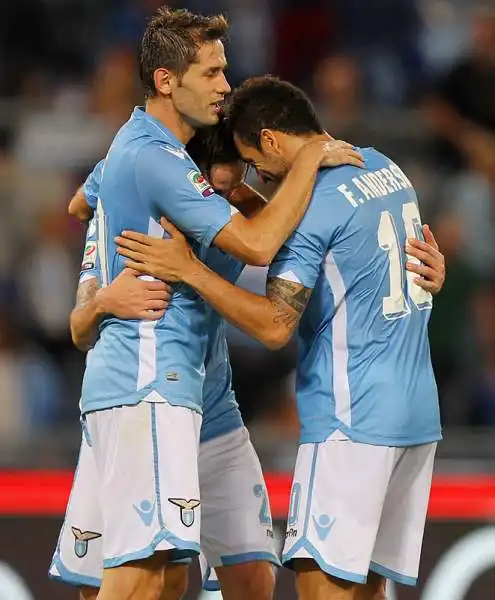All'Olimpico la Lazio batte 2-0 un buon Frosinone con i gol nel finale di partita di Keita e Djordjevic e si porta ad un punto dall'Inter.
