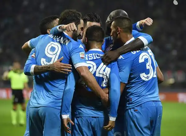 Grandissima vittoria del Napoli in casa del Milan con due gol di Insigne, uno di Allan e un'autorete di Rodrigo Eli! Insigne e Higuain hanno giocato una partita pazzesca, un po' come tutti gli azzurri