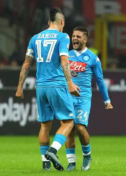 Grandissima vittoria del Napoli in casa del Milan con due gol di Insigne, uno di Allan e un'autorete di Rodrigo Eli! Insigne e Higuain hanno giocato una partita pazzesca, un po' come tutti gli azzurri