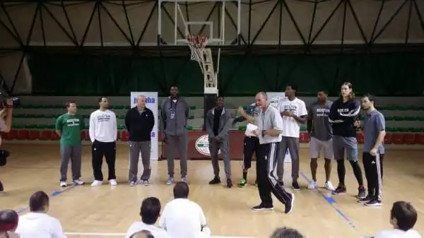 In attesa della partita contro l'Olimpia valida per gli NBA Global Games, i giocatori dei Boston Celtics e la leggenda Brian Shaw hanno partecipato a clinic di pallacanestro.
