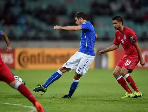 Gli Azzurri possono finalmente gioire per la qualificazione matematica agli Europei del 2016. Nel primo tempo Eder sblocca la partita, raddoppio di El Shaarawy e terza rete firmata da Darmian.