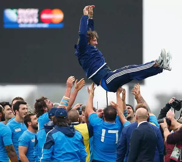 Nel giorno dell'addio all'azzurro di Mauro Bergamasco, l'Italrugby chiude i Mondiali inglesi con una vittoria e grazie al terzo posto nel girone si qualifica ai prossimi Mondiali del 2019 in Giappone.