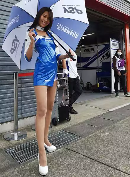 Le bellissime ombrelline giapponesi hanno dato la consueta nota di colore all'appuntamento mondiale nipponico della MotoGP che ha visto trionfare Dani Pedrosa davanti a Valentino Rossi.