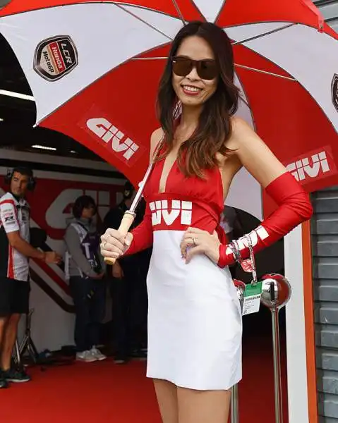 Le bellissime ombrelline giapponesi hanno dato la consueta nota di colore all'appuntamento mondiale nipponico della MotoGP che ha visto trionfare Dani Pedrosa davanti a Valentino Rossi.
