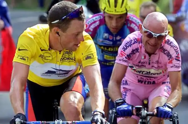 Pantani e Armstrong: due storie legate seppur in modo diverso al doping. Proprio all'incredibile vita e carriera sportiva di Armstrong è dedicato un film in questi giorni al cinema: The Program.