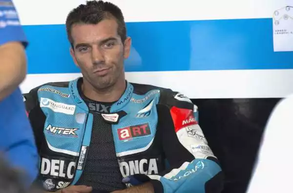 Come riferito dal sito ufficiale della MotoGP, le sue condizioni restano critiche ma la sedazione è stata ridotta.