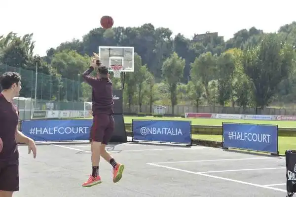 Le stelle dellAS Roma Daniele De Rossi, Alessandro Florenzi, Radja Nainggolan e Kostas Manolas sono stati gli ultimi grandi sportivi in ordine di tempo a prendere parte alla NBA #HalfCourt Challenge.