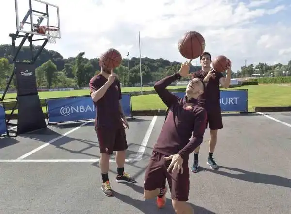 Le stelle dellAS Roma Daniele De Rossi, Alessandro Florenzi, Radja Nainggolan e Kostas Manolas sono stati gli ultimi grandi sportivi in ordine di tempo a prendere parte alla NBA #HalfCourt Challenge.